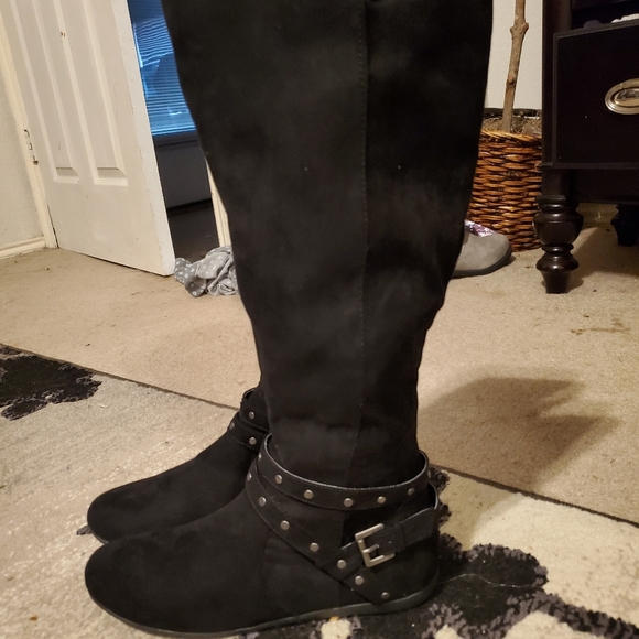 Brand new, never worn, black knee-high boots. - Picture 2 of 4